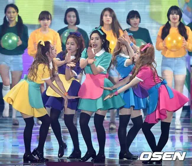 Red Velvet có chấp niệm siêu lớn với màu sắc đại diện: 5 thành viên - 5 màu khác nhau, gắn liền gần 10 năm không đổi - Ảnh 4.