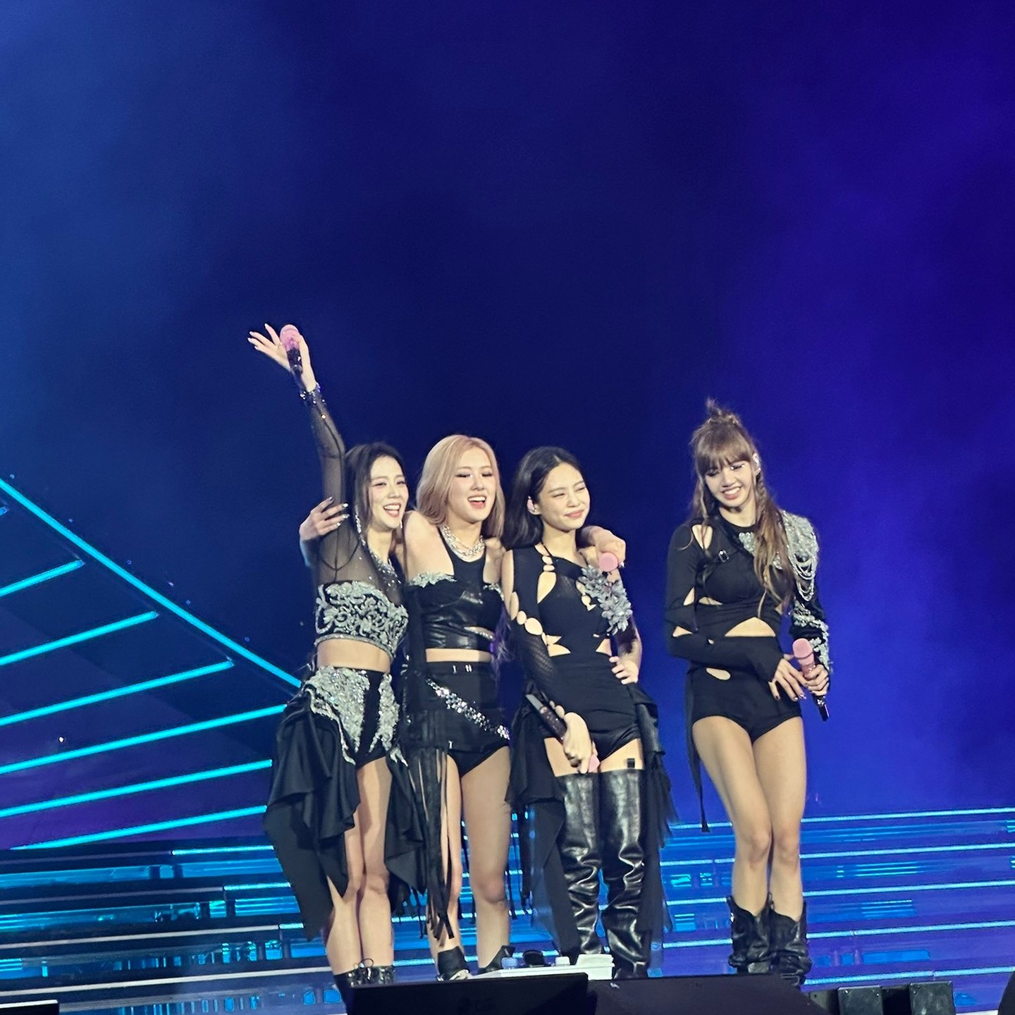 BLACKPINK tại Coachella 2023: Outfit nhóm gây tiếc nuối nhưng lúc tách riêng ai cũng sáng rực  - Ảnh 7.