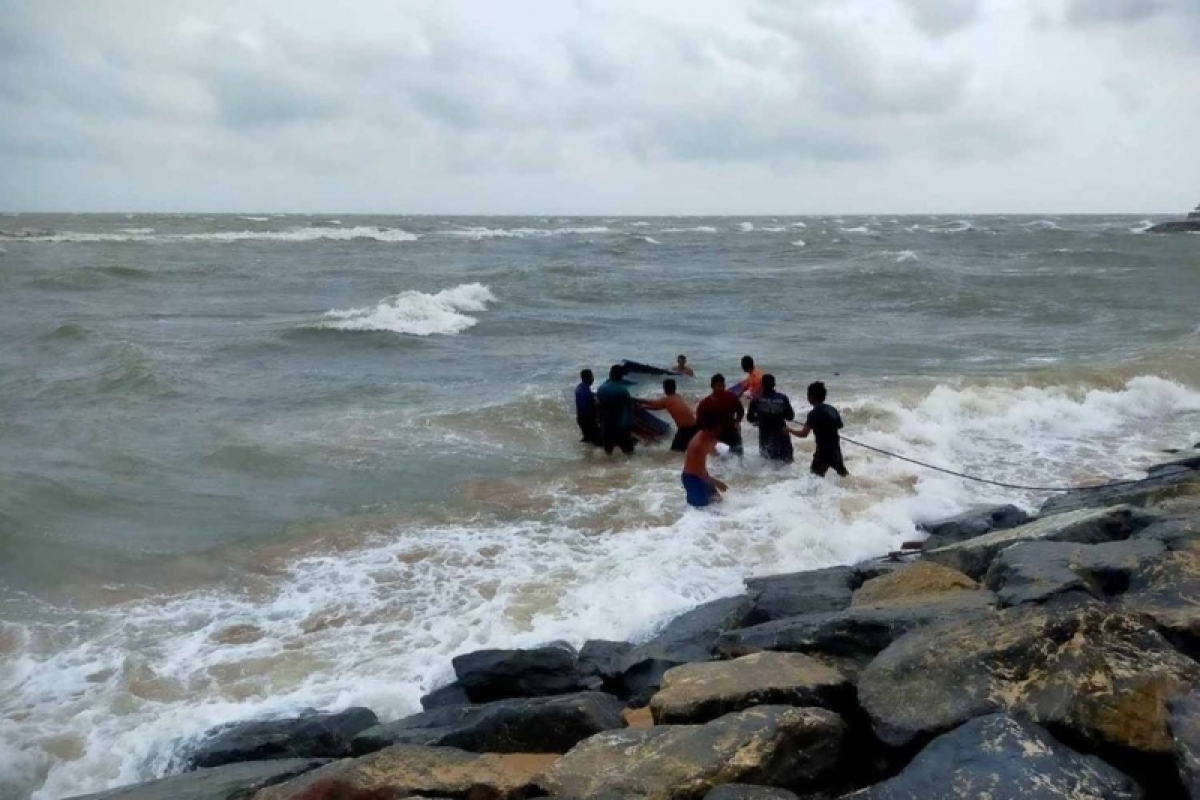Thái Lan: Bão đánh chìm nhiều tàu thuyền, ít nhất 1 người chết, 7 người mất tích - Ảnh 1.