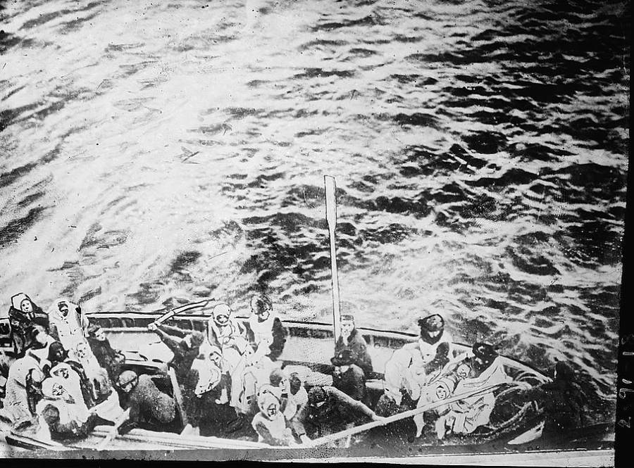 Chuyện của người sống sót cuối cùng trên Titanic: Thong dong uống rượu giải trí khi tàu chìm, tự thoát thân cực ngầu bằng cách như phim hành động    - Ảnh 3.