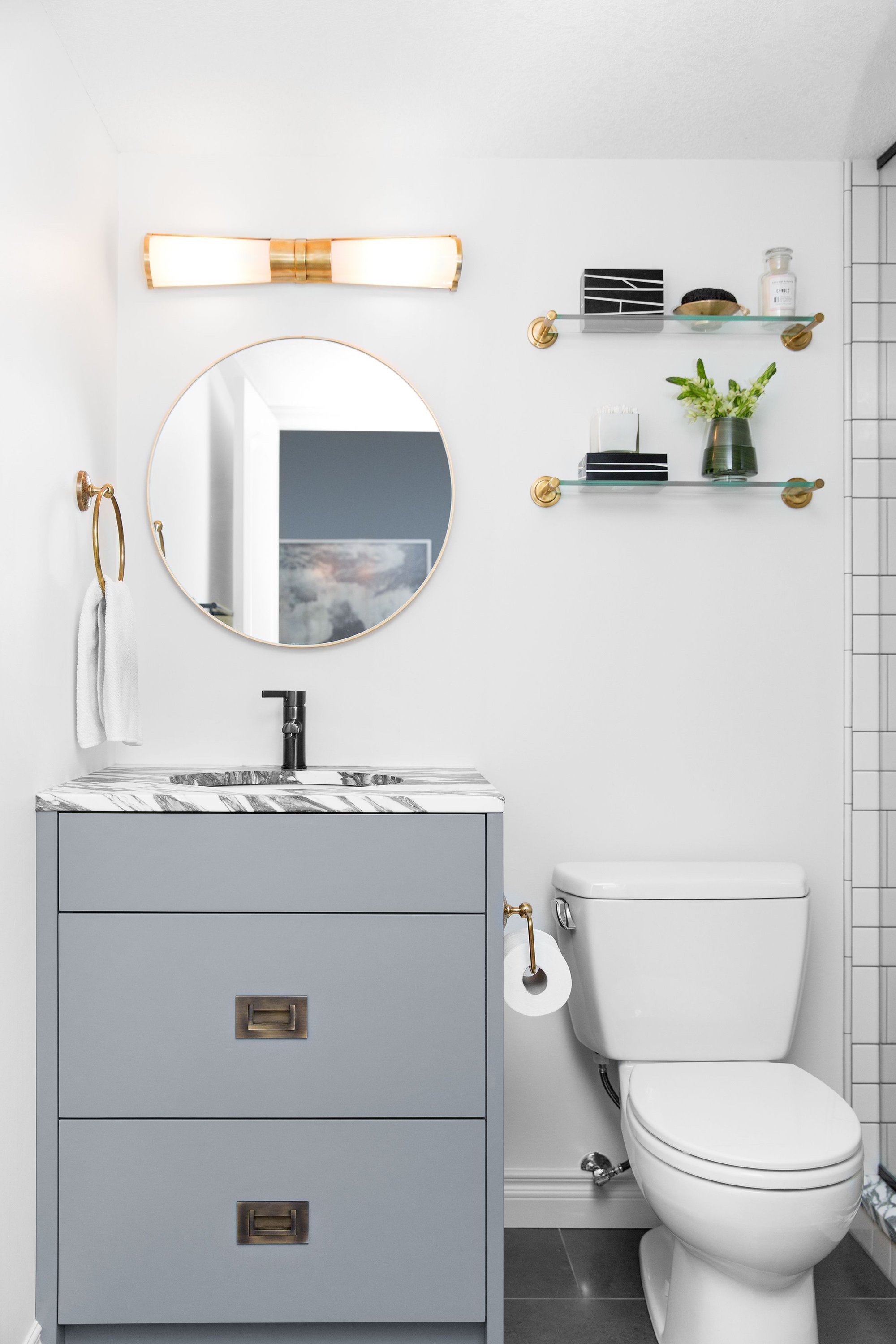 Tăng không gian lưu trữ, khiến phòng tắm thêm xinh với những ý tưởng thiết kế cực hay - Ảnh 2.