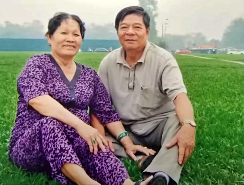 Gặp c&ocirc; g&aacute;i xinh tr&ecirc;n chuyến xe kh&aacute;ch, anh l&iacute;nh si m&ecirc; theo về tận nh&agrave;, 48 năm nuối tiếc một điều - Ảnh 2.