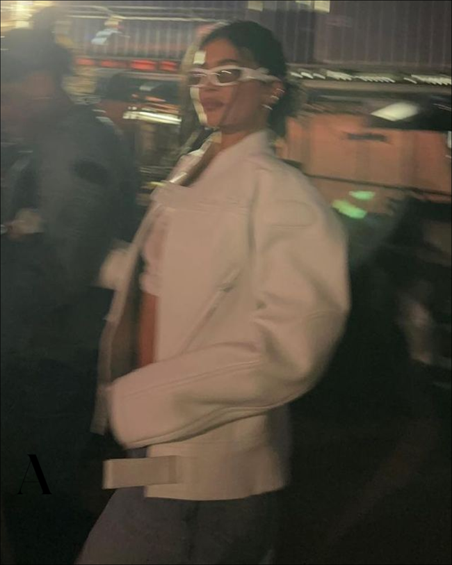 It Girl quyền lực Kylie Jenner diện đồ local brand Việt đi dự Coachella! - Ảnh 4.