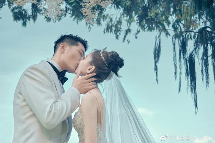 Đám cưới Đậu Kiêu và ái nữ trùm sòng bạc Macau: Cô dâu xinh như công chúa, khoảnh khắc 'khóa môi' chú rể 'gây bão' MXH - Ảnh 5.
