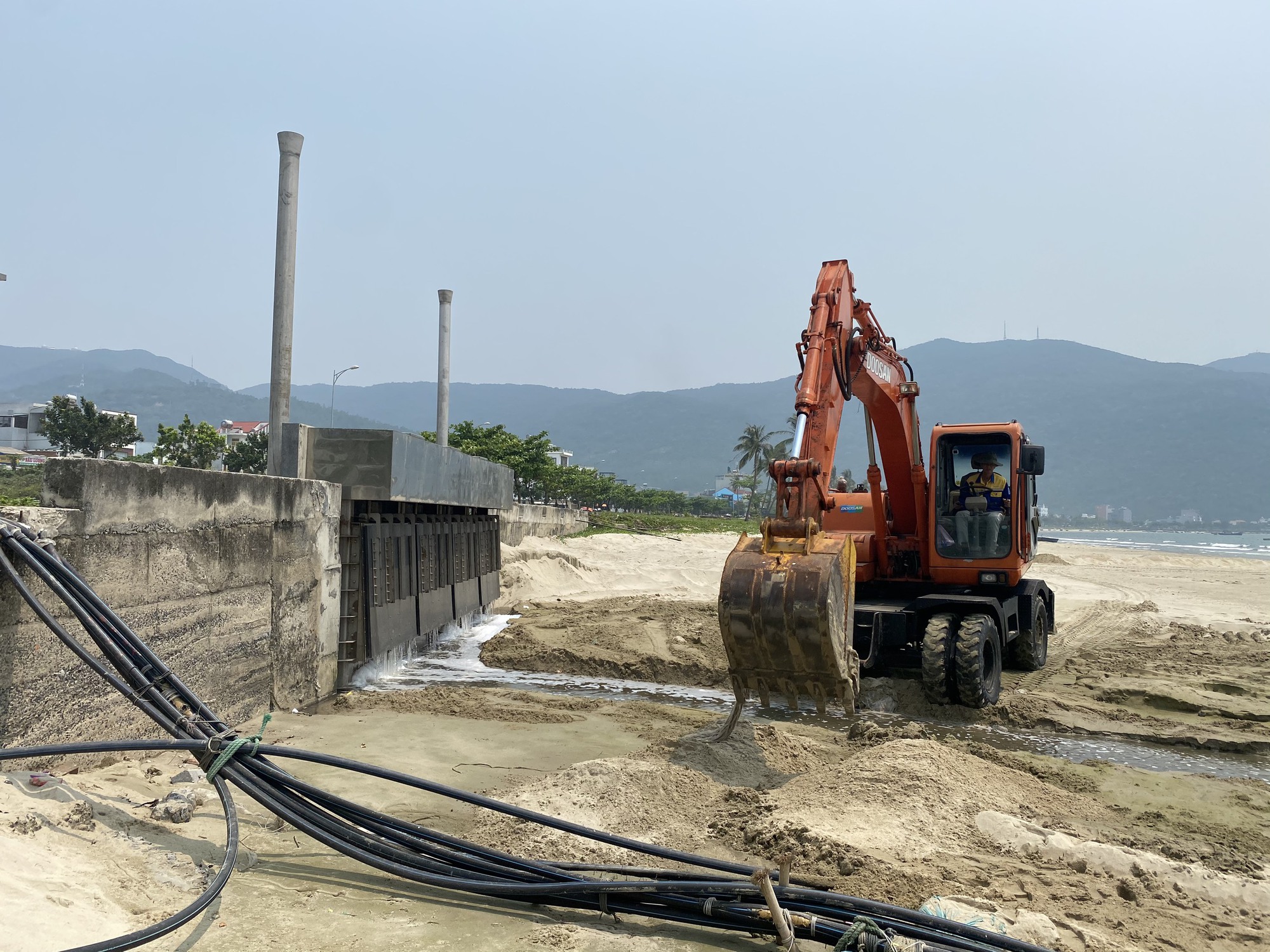 CLIP: Nước thải hôi nồng nặc vẫn đổ ra bãi biển Đà Nẵng - Ảnh 8. CLIP: Nước thải hôi nồng nặc vẫn đổ ra bãi biển Đà Nẵng - Ảnh 8.