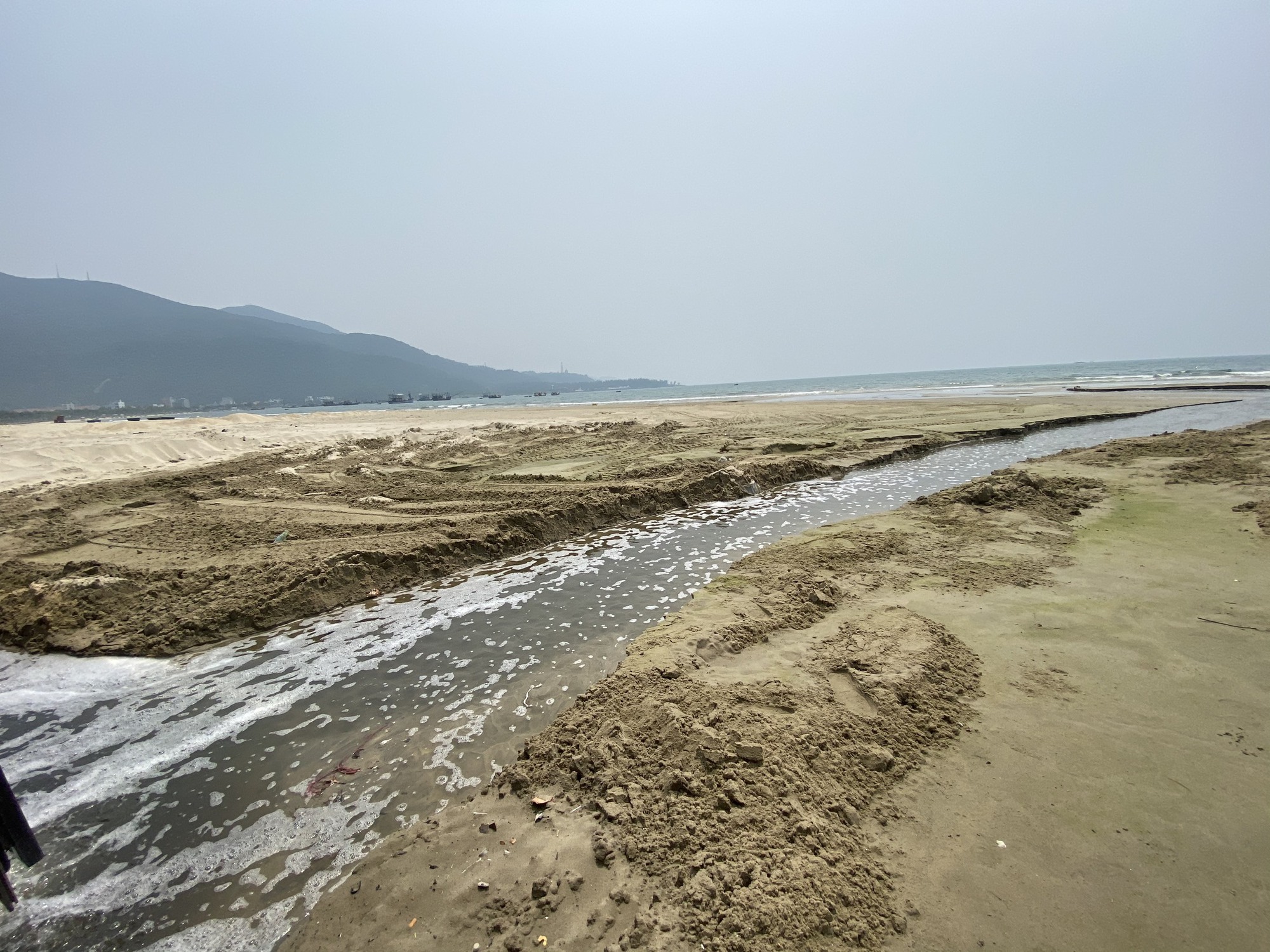CLIP: Nước thải hôi nồng nặc vẫn đổ ra bãi biển Đà Nẵng - Ảnh 5.