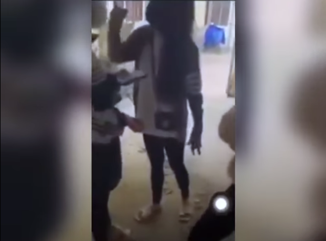 Nghệ An: Xôn xao clip nữ sinh bị đánh trong nhà gửi xe của trường - Ảnh 1.
