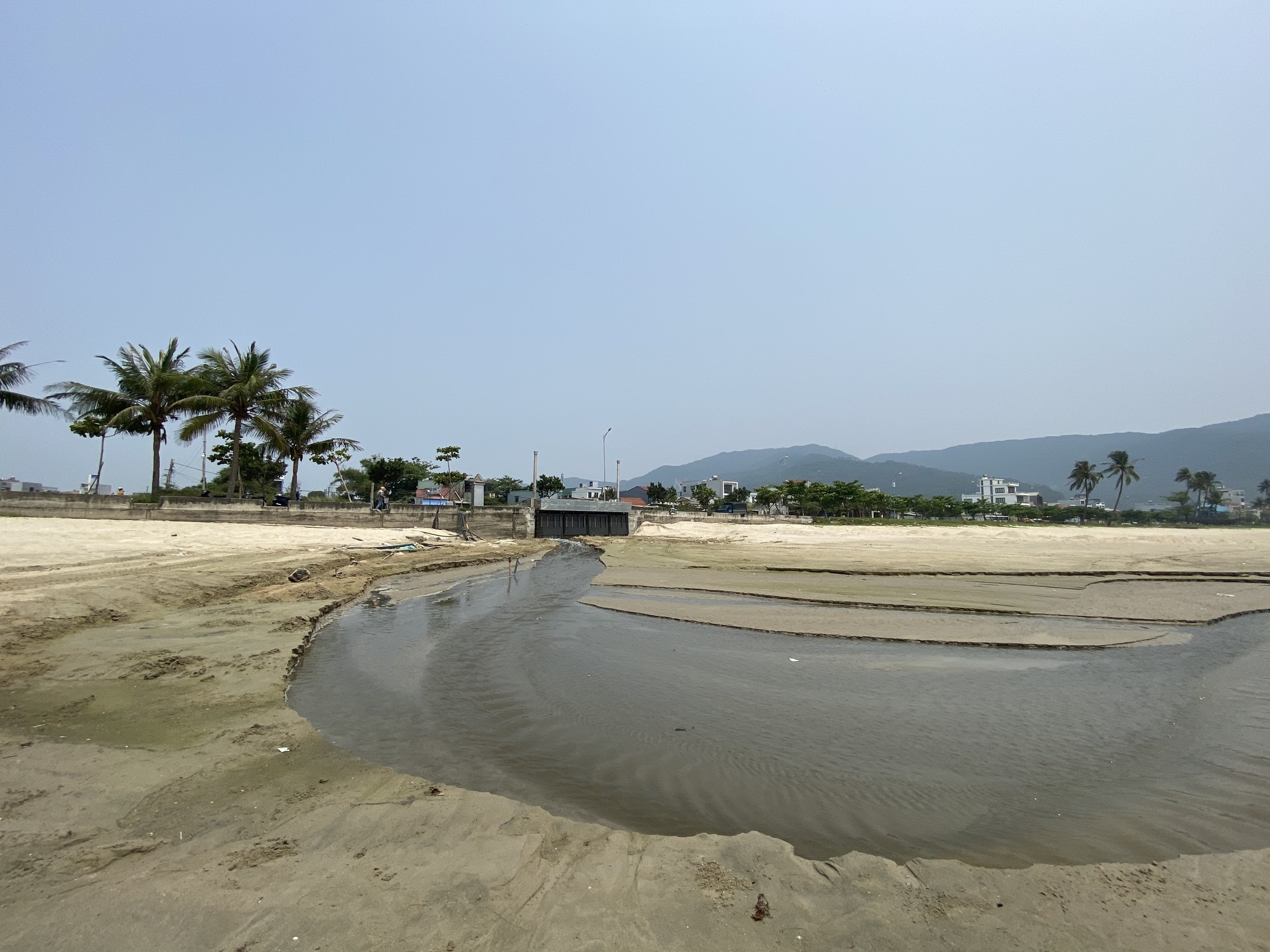 CLIP: Nước thải hôi nồng nặc vẫn đổ ra bãi biển Đà Nẵng - Ảnh 1.