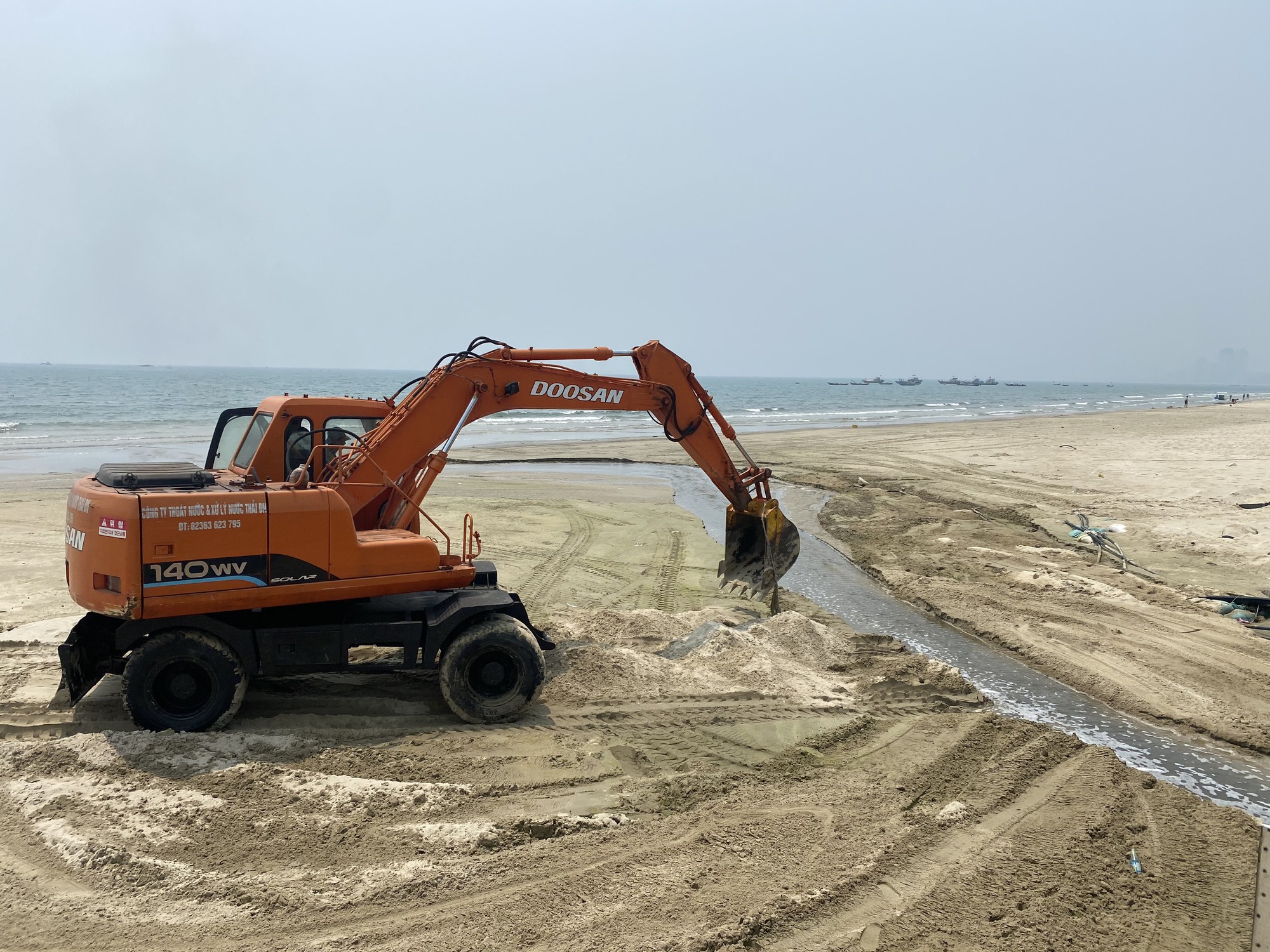 CLIP: Nước thải hôi nồng nặc vẫn đổ ra bãi biển Đà Nẵng - Ảnh 6.