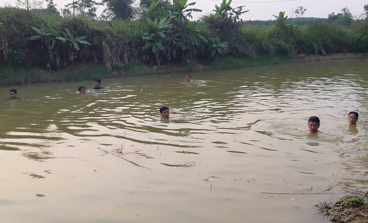Một học sinh lớp 2 tử vong dưới ao cá - Ảnh 1. Một học sinh lớp 2 tử vong dưới ao cá - Ảnh 1.
