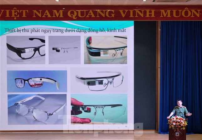 Thiết bị si&ecirc;u nhỏ được th&iacute; sinh sử dụng để gian lận trong thi tốt nghiệp THPT như thế n&agrave;o? - Ảnh 3.