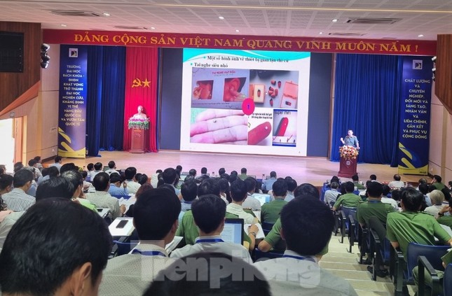 Thiết bị si&ecirc;u nhỏ được th&iacute; sinh sử dụng để gian lận trong thi tốt nghiệp THPT như thế n&agrave;o? - Ảnh 1.