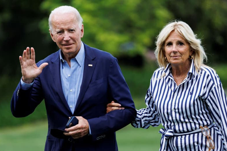 Thu nhập của vợ chồng ông Joe Biden giảm so với năm đầu làm tổng thống Mỹ - Ảnh 1.