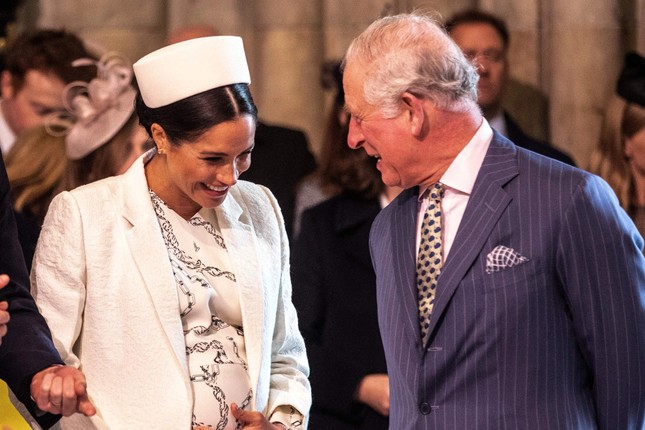 Người Anh vui mừng v&igrave; Meghan kh&ocirc;ng dự lễ đăng cơ - Ảnh 1.