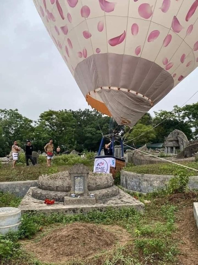 Hy hữu khinh khí cầu tham gia lễ hội tại Huế đáp xuống nghĩa trang - Ảnh 1.