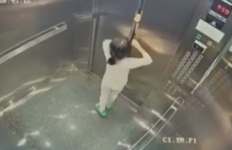 Chuyên gia giải mã tình huống bà bất lực cứu cháu bé kẹt trong thang máy ở Hà Nội - Ảnh 4.