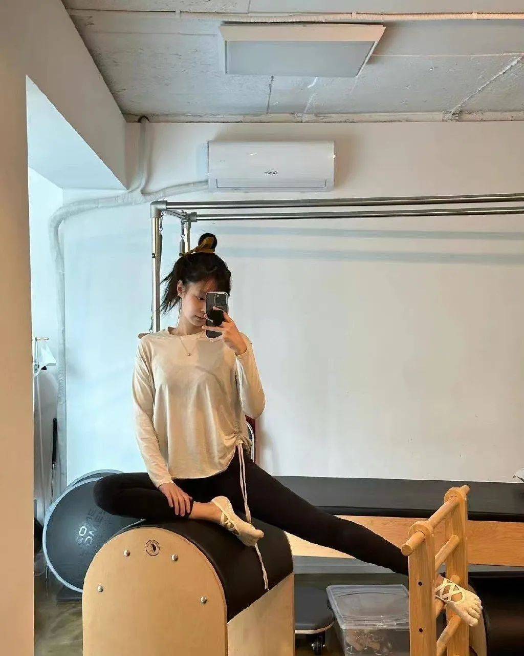 Đến Jessica Jung cũng nhập hội tập Pilates rồi, có gì ở bộ môn này mà dàn sao Hàn mê đắm đuối vậy? - Ảnh 4. Đến Jessica Jung cũng nhập hội tập Pilates rồi, có gì ở bộ môn này mà dàn sao Hàn mê đắm đuối vậy? - Ảnh 4.
