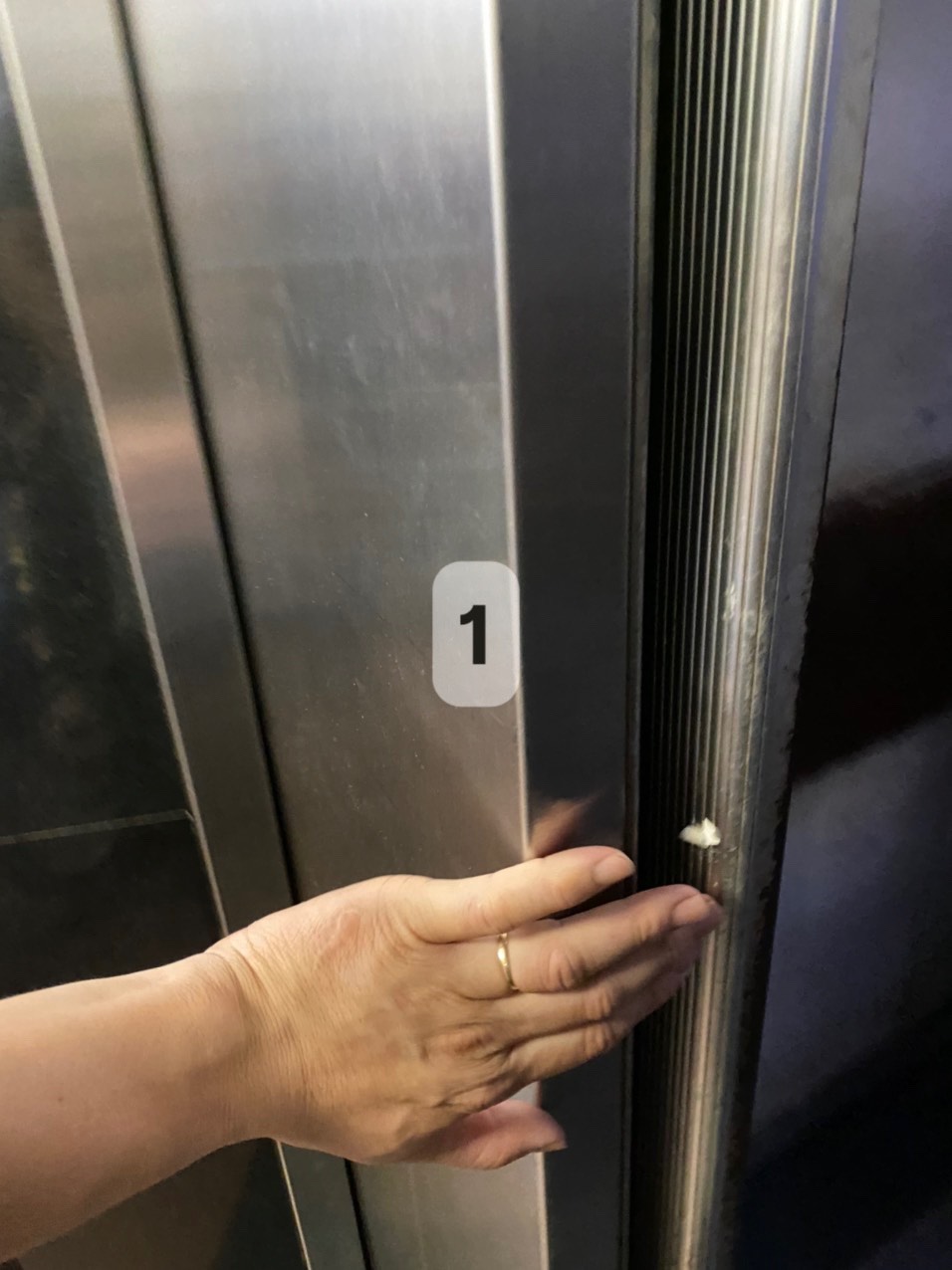 Chuyên gia giải mã tình huống bà bất lực cứu cháu bé kẹt trong thang máy ở Hà Nội - Ảnh 2.
