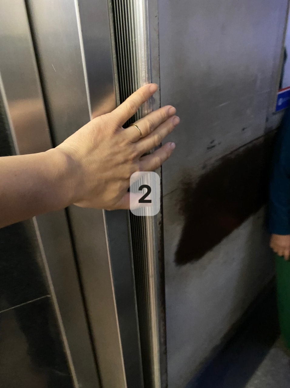 Chuyên gia giải mã tình huống bà bất lực cứu cháu bé kẹt trong thang máy ở Hà Nội - Ảnh 3.