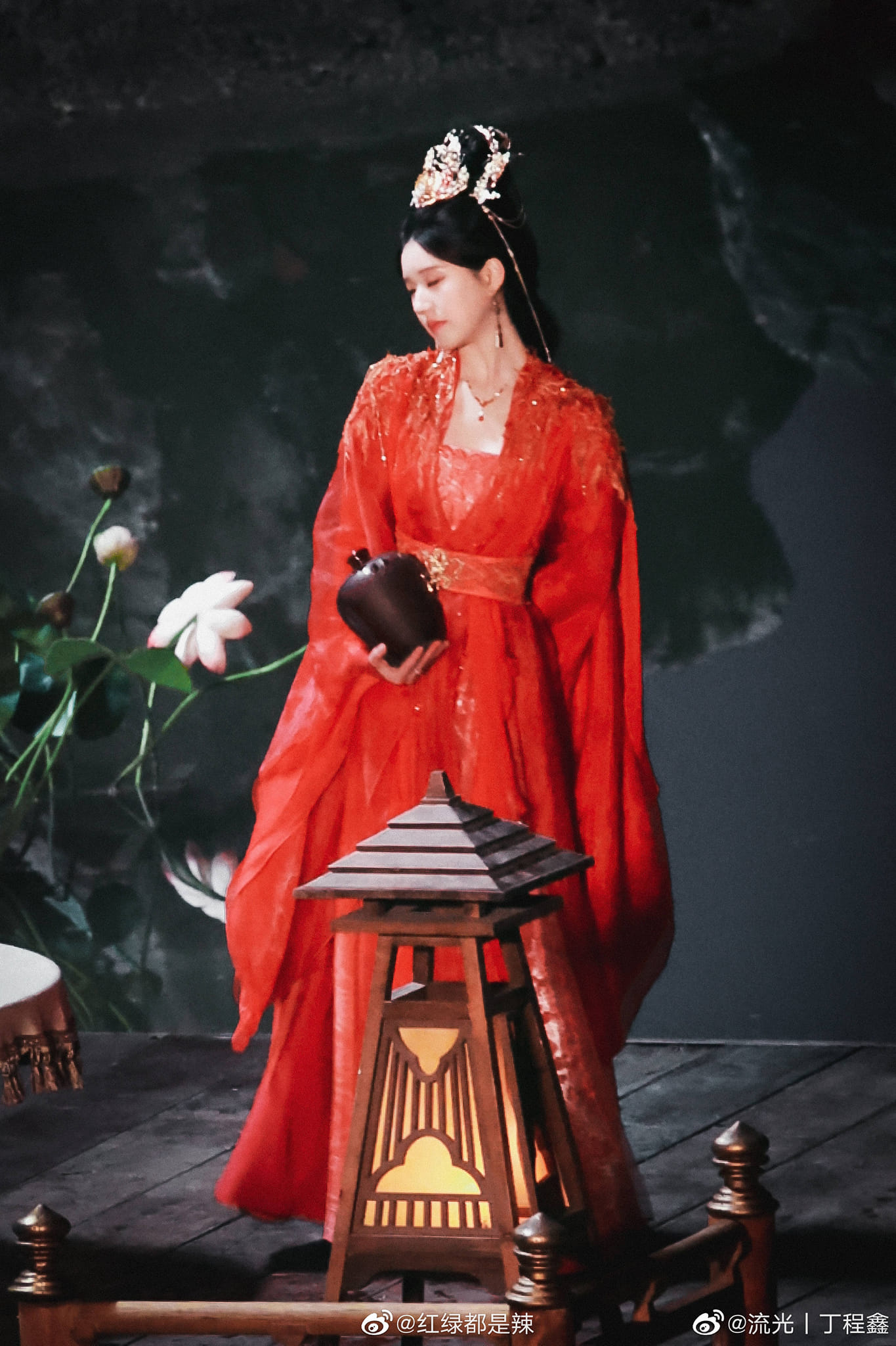 Loạt mỹ nhân cổ trang Hoa ngữ trong váy áo đỏ rực: Dương Mịch - Địch Lệ Nhiệt Ba - Lưu Thi Thi, ai đẹp hơn ai - Ảnh 7.