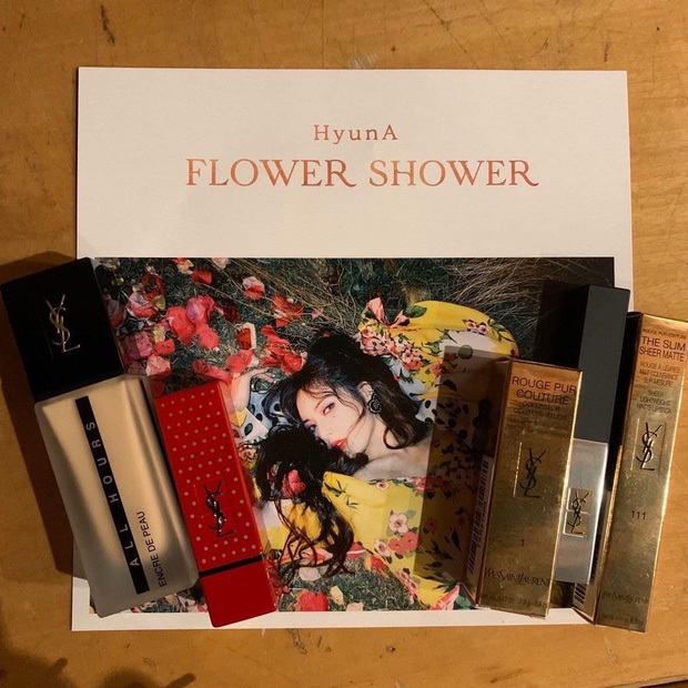 Chiều fan như Jisoo: Tặng son Dior khắc tên, áo phông cả triệu đồng... đúng chất Đại sứ cao cấp một công đôi việc - Ảnh 8. Chiều fan như Jisoo: Tặng son Dior khắc tên, áo phông cả triệu đồng... đúng chất Đại sứ cao cấp một công đôi việc - Ảnh 8.