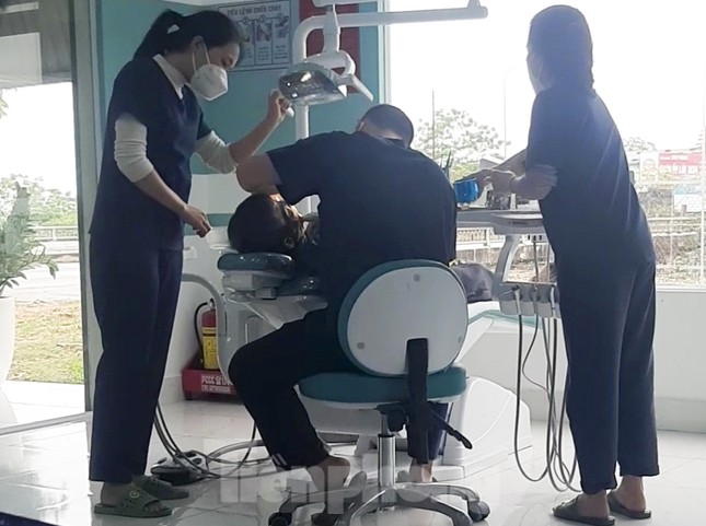 Bác sĩ dởm nhổ răng cho nhiều người - Ảnh 2. Bác sĩ dởm nhổ răng cho nhiều người - Ảnh 2.
