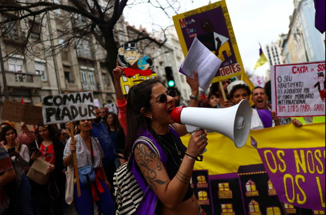 Hàng ngàn người Bồ Đào Nha biểu tình vì cuộc sống chật vật - Ảnh 1.