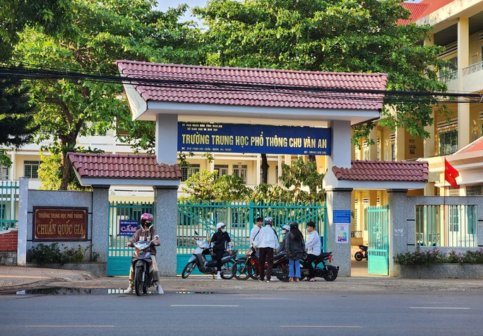 Không bổ nhiệm lại hiệu phó, điều chuyển hiệu trưởng tại ngôi trường lùm xùm - Ảnh 1.