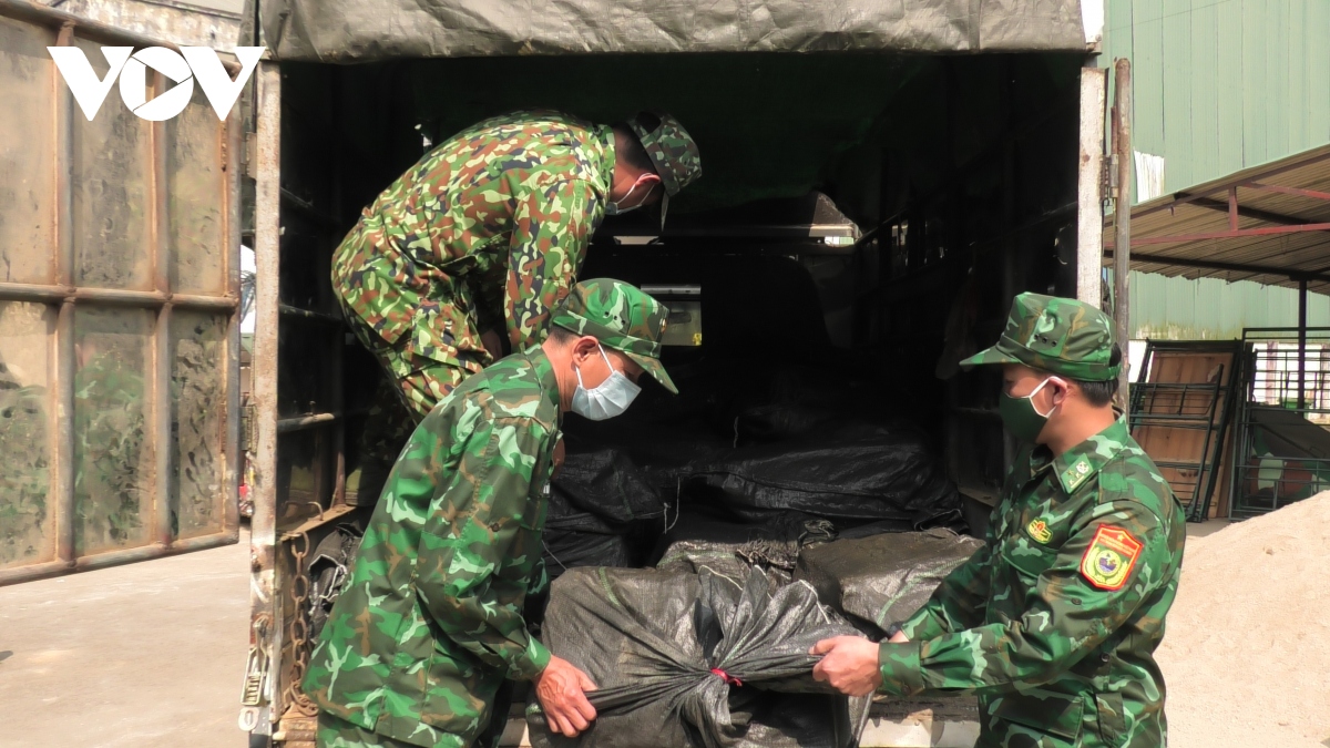 Bắt giữ 1 tấn chân gà đông lạnh trên biên giới Lào Cai - Ảnh 1.