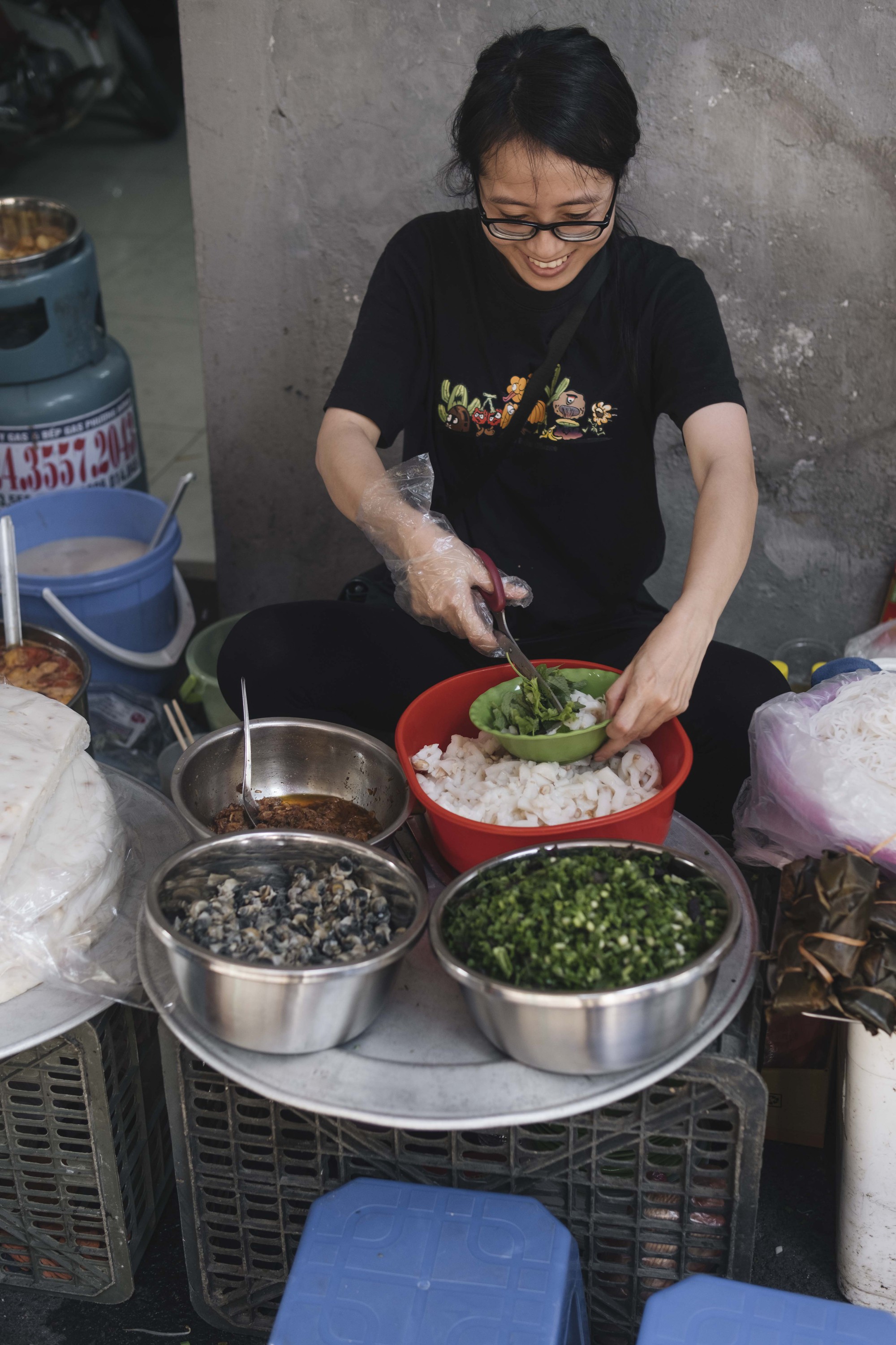 Hàng bánh đúc riêu chỉ bán 5 ngày duy nhất trong tháng ở Hà Nội, khách thèm ăn cũng phải chờ  - Ảnh 7.