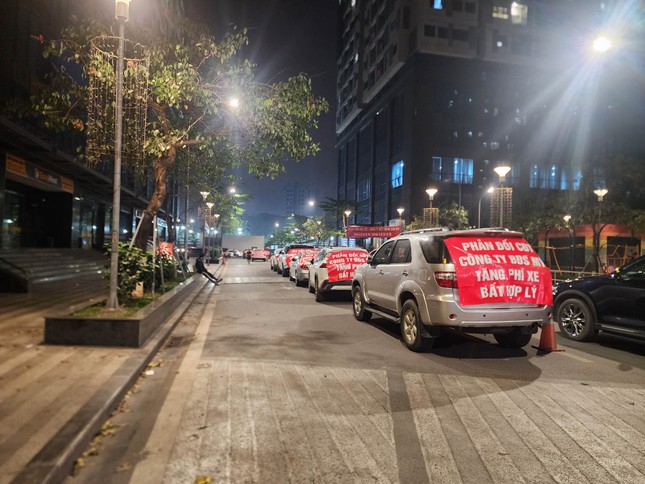 Hàng trăm người treo băng rôn phản đối tăng phí gửi ô tô tại chung cư 47 Nguyễn Tuân - Ảnh 4.