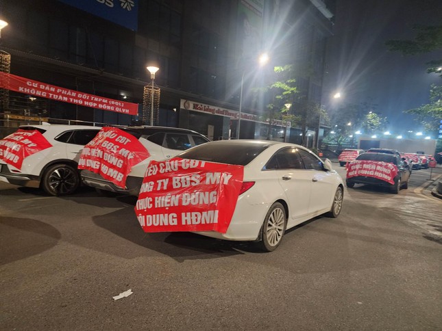 Hàng trăm người treo băng rôn phản đối tăng phí gửi ô tô tại chung cư 47 Nguyễn Tuân - Ảnh 3.