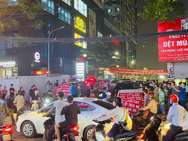 Hàng trăm người treo băng rôn phản đối tăng phí gửi ô tô tại chung cư 47 Nguyễn Tuân - Ảnh 2.