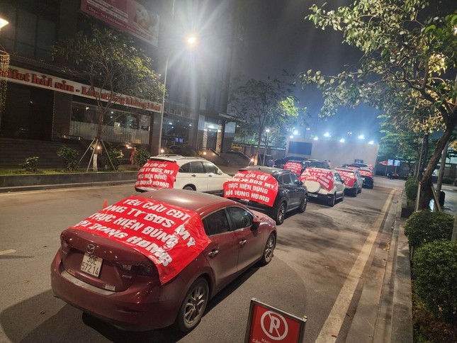 Hàng trăm người treo băng rôn phản đối tăng phí gửi ô tô tại chung cư 47 Nguyễn Tuân - Ảnh 1.