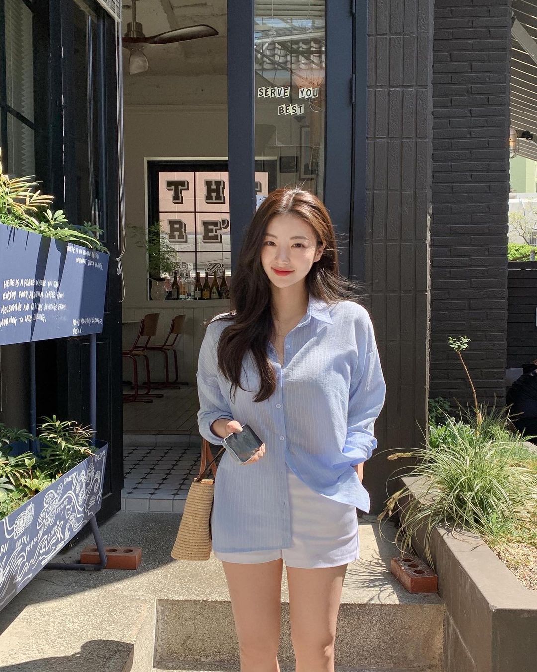 10 công thức diện áo sơ mi chuẩn đẹp khi đi du lịch của nàng blogger xứ Hàn