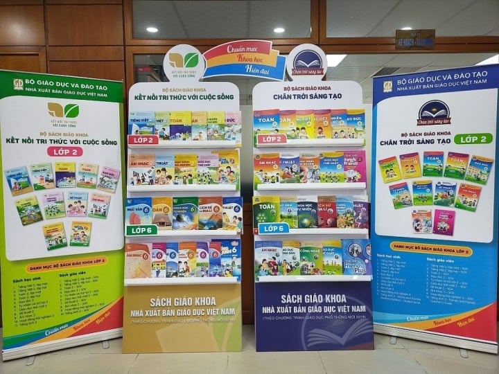 Liệu có xảy ra tình trạng thiếu sách giáo khoa như năm học trước? - Ảnh 1. Liệu có xảy ra tình trạng thiếu sách giáo khoa như năm học trước? - Ảnh 1.