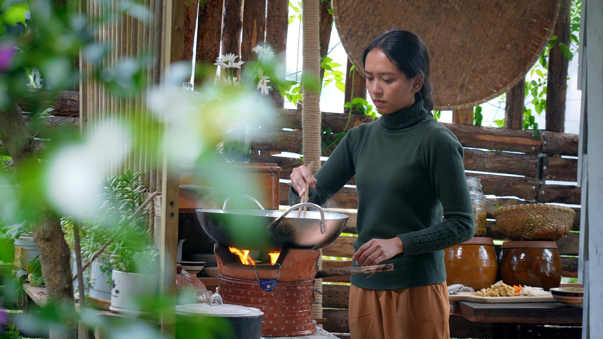 Săn nấm ở rừng thông: Trải nghiệm lý thú nhất định phải thử vào mùa mưa Đà Lạt - Ảnh 7.