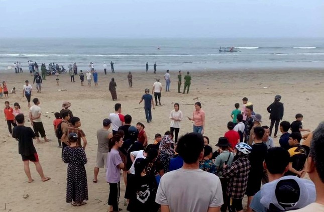 Hai học sinh tử vong, mất tích khi tắm biển ở Thanh Hóa - Ảnh 1. Hai học sinh tử vong, mất tích khi tắm biển ở Thanh Hóa - Ảnh 1.