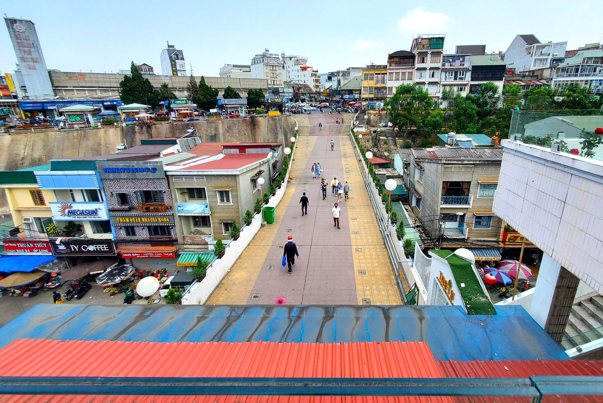 Cận cảnh khung sắt ph&aacute; n&aacute;t cầu Hồng K&ocirc;ng ở Đ&agrave; Lạt - Ảnh 2.