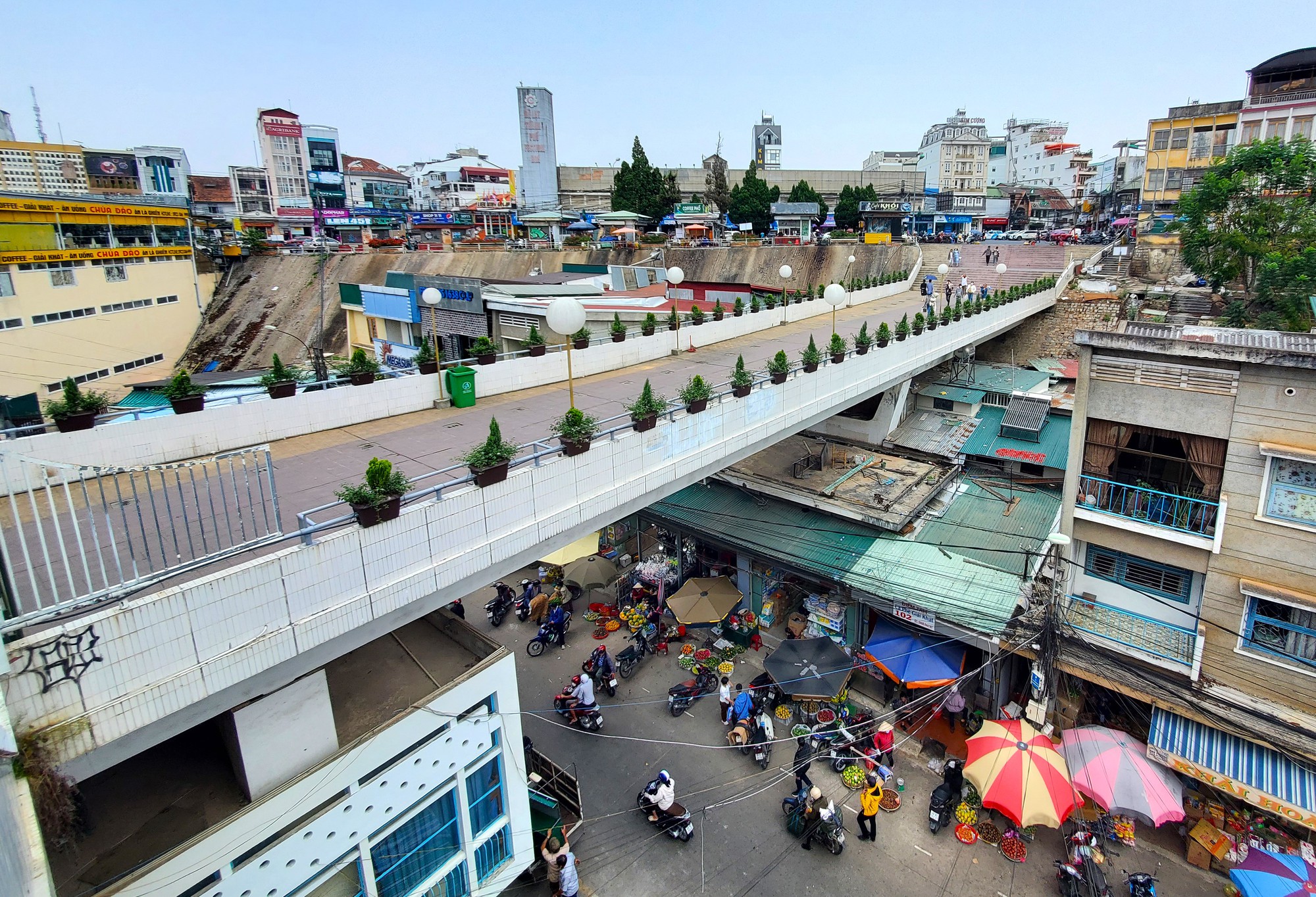 Cận cảnh khung sắt ph&aacute; n&aacute;t cầu Hồng K&ocirc;ng ở Đ&agrave; Lạt - Ảnh 3.