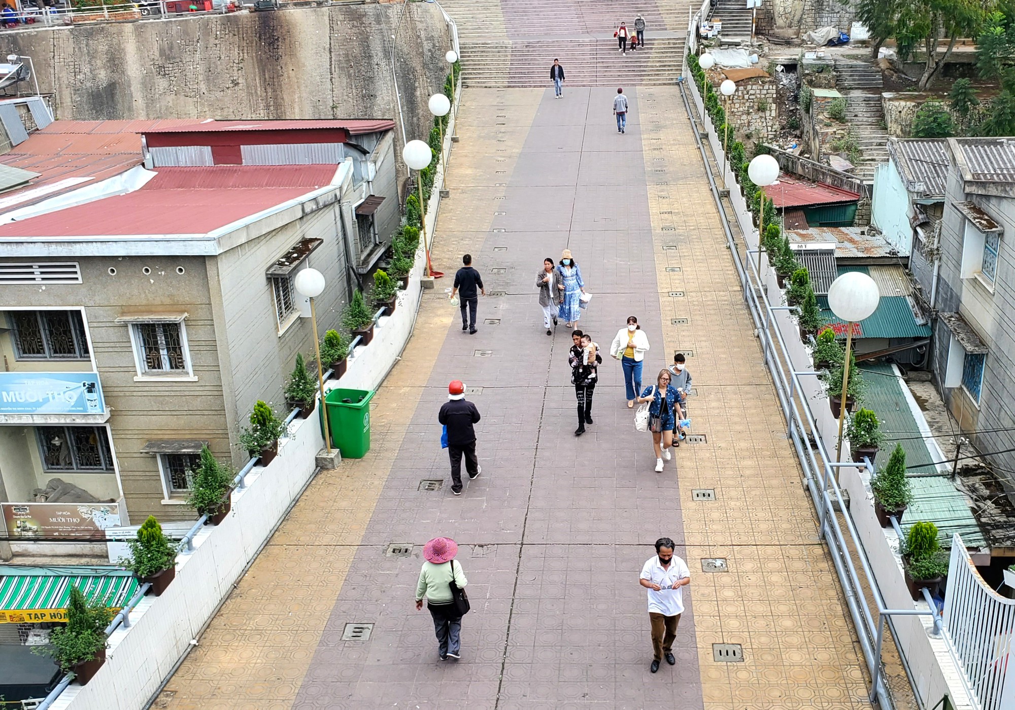 Cận cảnh khung sắt ph&aacute; n&aacute;t cầu Hồng K&ocirc;ng ở Đ&agrave; Lạt - Ảnh 7.