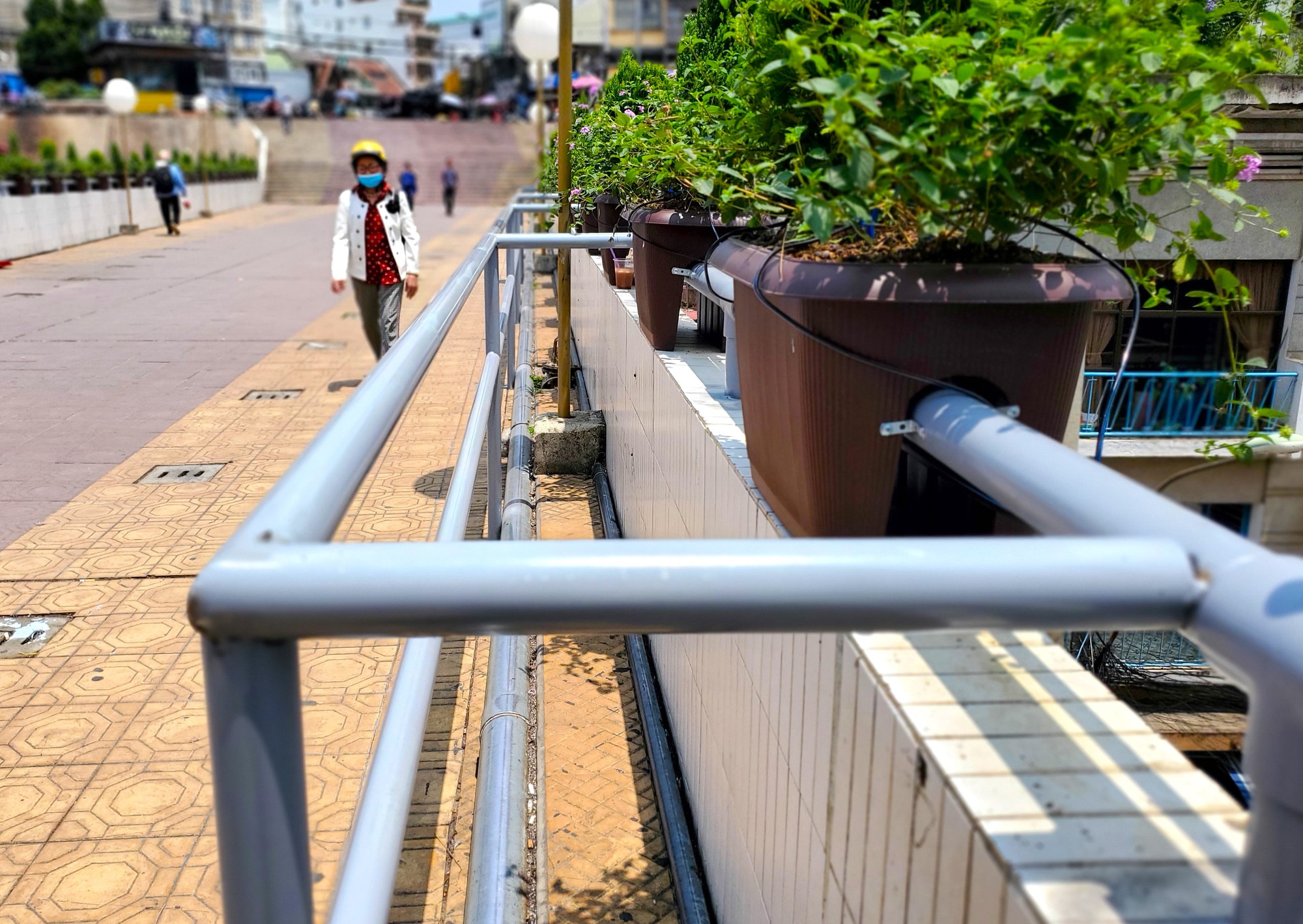 Cận cảnh khung sắt ph&aacute; n&aacute;t cầu Hồng K&ocirc;ng ở Đ&agrave; Lạt - Ảnh 9.