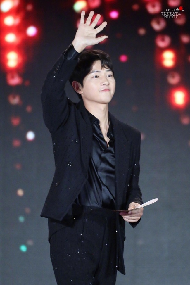 Nhan sắc Song Joong Ki l&ecirc;n xuống như t&agrave;u lượn si&ecirc;u tốc sau khi c&ocirc;ng khai t&igrave;nh y&ecirc;u mới: Bọng mắt bỗng biến đi đ&acirc;u mất rồi? - Ảnh 3.