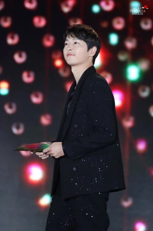 Nhan sắc Song Joong Ki l&ecirc;n xuống như t&agrave;u lượn si&ecirc;u tốc sau khi c&ocirc;ng khai t&igrave;nh y&ecirc;u mới: Bọng mắt bỗng biến đi đ&acirc;u mất rồi? - Ảnh 2.