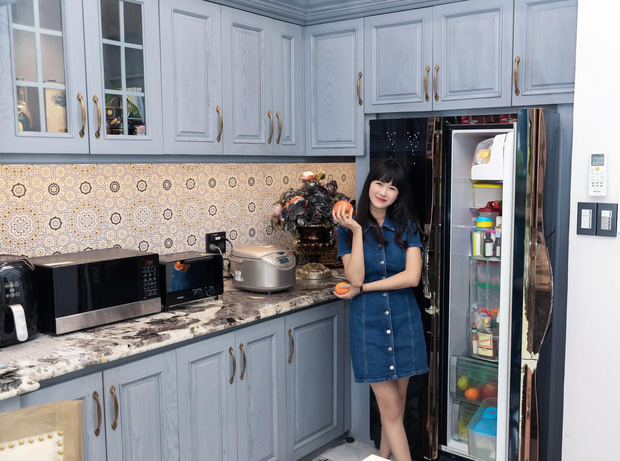 Góc bóc giá: Ca nương Kiều Anh chi 500 triệu chỉ để mua tủ lạnh, vợ Việt của đại gia Thái Lan có góc bếp đắt bằng căn chung cư - Ảnh 8.