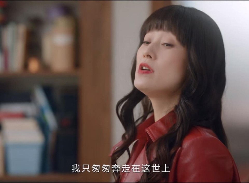 Màn 'cưa sừng làm nghé' tệ nhất phim Trung đầu năm 2023: Sau bím tóc thiếu nữ là nhan sắc U50 già chát - Ảnh 1.
