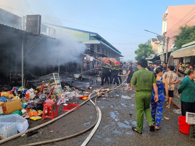 Cháy chợ Bình Thành ở Đồng Tháp, ước thiệt hại gần chục tỷ đồng - Ảnh 1.