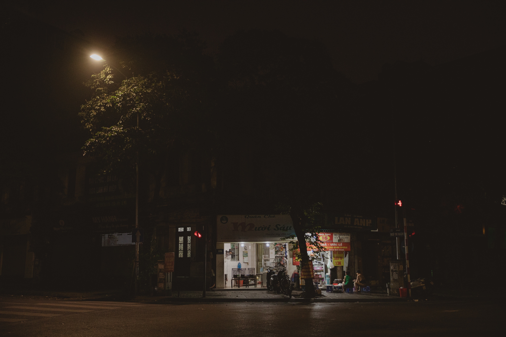 Đột nhập hàng chè nổi tiếng Hà Nội lúc nửa đêm, xem cảnh chuẩn bị cho ngày bán lớn nhất năm - Ảnh 1.
