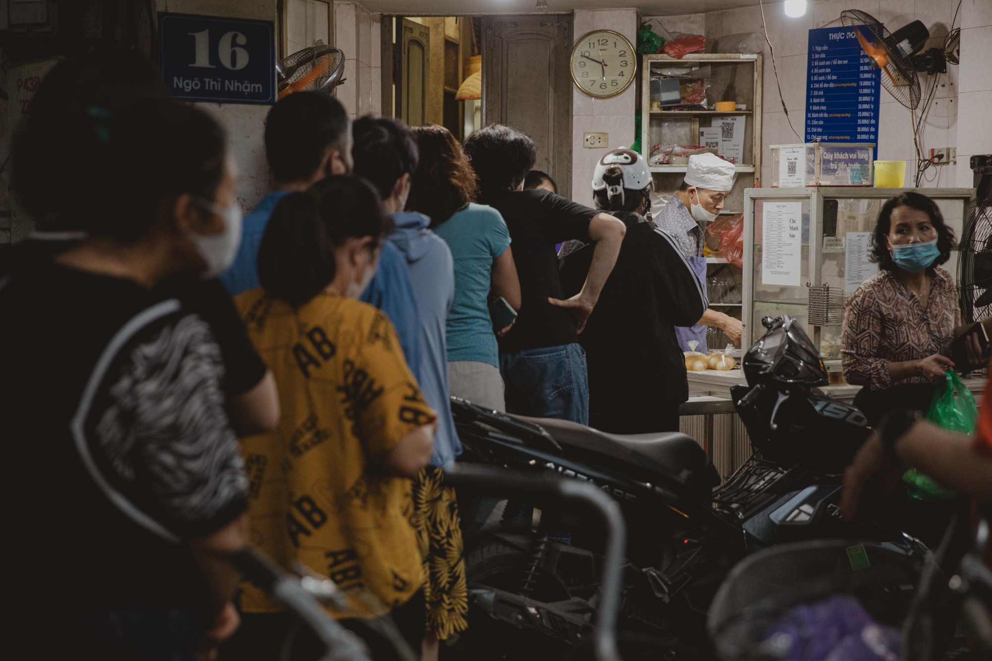Đột nhập hàng chè nổi tiếng Hà Nội lúc nửa đêm, xem cảnh chuẩn bị cho ngày bán lớn nhất năm - Ảnh 16.