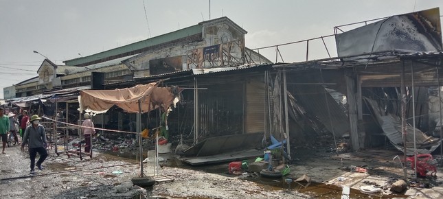 Cháy chợ Bình Thành ở Đồng Tháp, ước thiệt hại gần chục tỷ đồng - Ảnh 4.